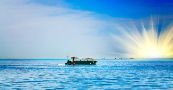 Malý motorový člun zadávání do tyrkysové zálivu. — Stock fotografie