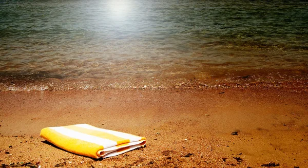 Τυρκουάζ θάλασσα και πετσέτα. — Φωτογραφία Αρχείου