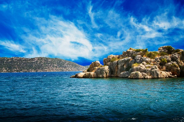 Ciel bleu avec nuages, péninsule et mer merveilleuse . — Photo
