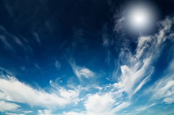 驚くべき空の太陽の青. — ストック写真