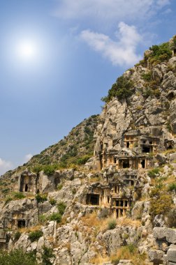 Myra kasabası yakınlarındaki dağlarda tarihi mezarlar. Türkiye.