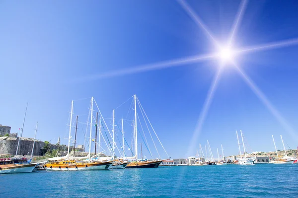 Úžasné jachty na pobřeží Egejského moře .bodrum město v Turecko. — Stock fotografie