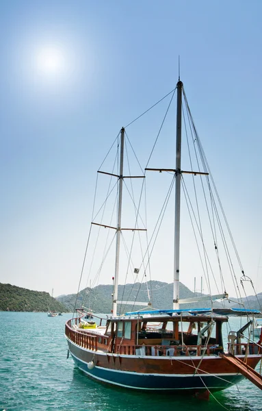 S jachty v kekova do pozice ve Středozemním moři. Turecko. — Stock fotografie