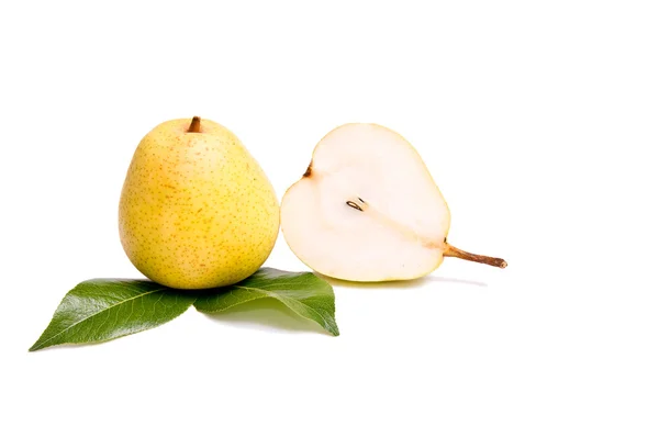 Mogen, läckra päron på en vit. — Stockfoto