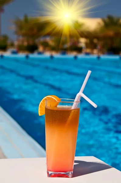 Tasty cocktail with lemon at the african resort, swimming pool. — Stock Photo, Image