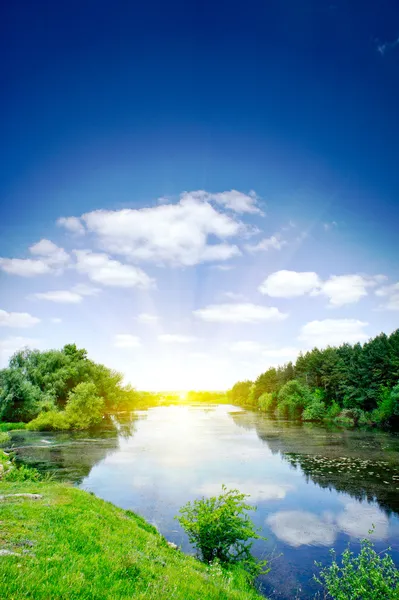 Malá řeka, slunce a modrá obloha. — Stock fotografie