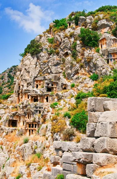 Túmulos antigos na rocha altas montanhas e sol divertido no céu — Fotografia de Stock