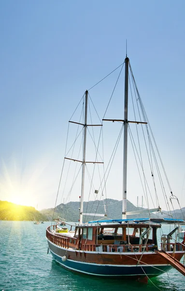 Baia nel Mar Mediterraneo con yacht nel Kekova. Turchia . — Foto Stock