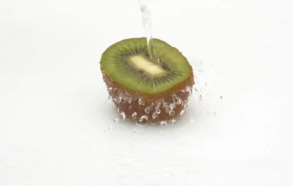 Färska, mogen, shaggy kiwi i cool strömmande vatten. — Stockfoto