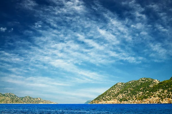 Kék ég, a felhők és a csodálatos tenger. — Stock Fotó