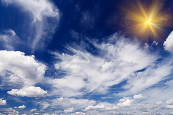 Verbazingwekkende zon in de blauwe hemel. — Stockfoto