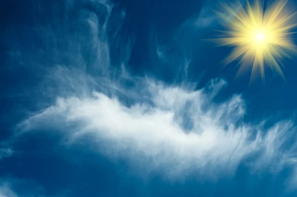 Sole incredibile nel cielo blu . — Foto Stock