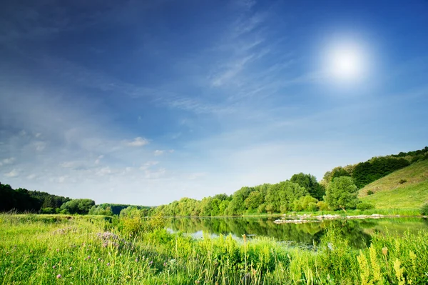 Bella vista sul meraviglioso fiume e cielo blu . — Foto Stock