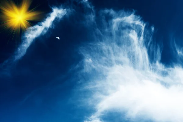 Kleiner Mond am blauen Himmel. — Stockfoto