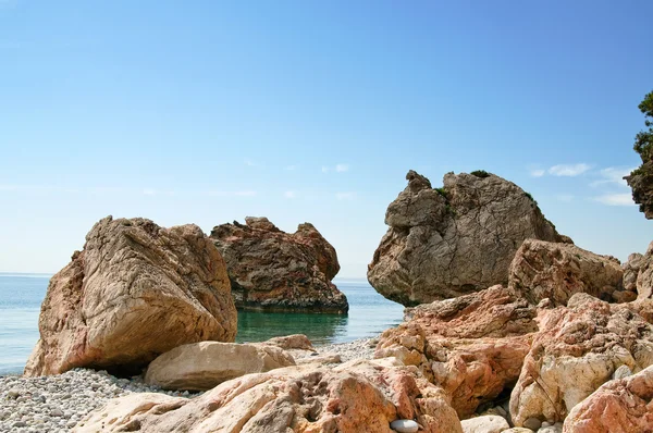 Gyönyörű tengerparti sziklák, nyár. — Stock Fotó