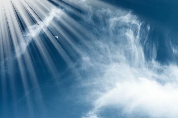 Удивительное солнце и луна высоко в голубом небе . — стоковое фото