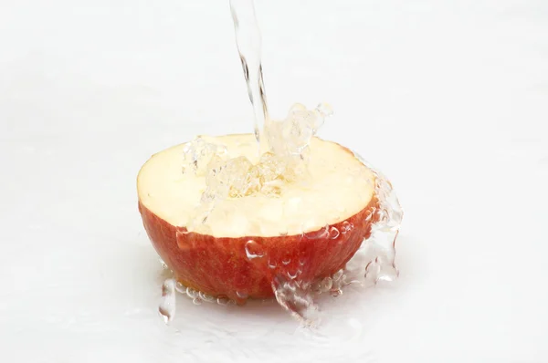 Hälfte des reifen Apfels mit Wassertropfen. — Stockfoto
