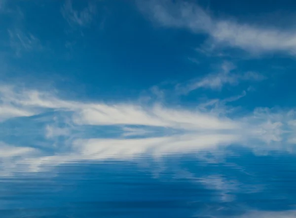 Fantastik görüntü mavi gökyüzü ve okyanus. — Stok fotoğraf