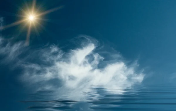 Ovanligt sunbeams ovanför blå havet. — Stockfoto