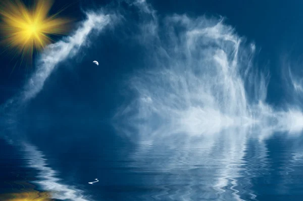 Fantastické sluneční paprsky nad hlubokého moře. — Stock fotografie
