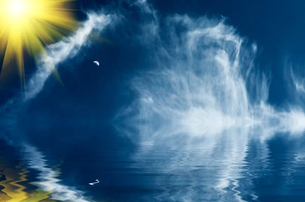 好蓝蓝的天空云层和月亮的乐趣与太阳. — 图库照片