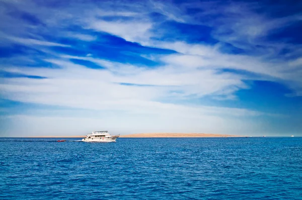 Incroyable yacht blanc à côté du désert . — Photo