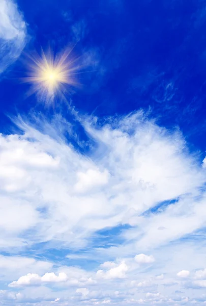 Schöner blauer Himmel mit Wolken und Sonne. — Stockfoto
