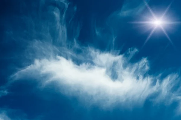 Céu azul agradável com nuvens. — Fotografia de Stock