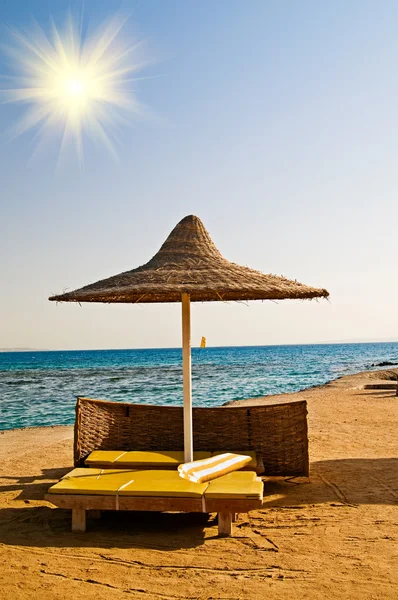 Wunderbarer Sonnenschirm, Sonnenliege und Handtuch auf dem Resort am Roten Meer. hur — Stockfoto