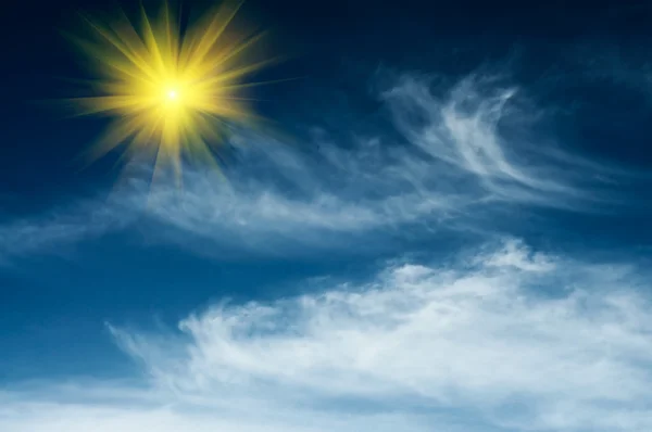 Удивительное солнце и небо в голубом небе . — стоковое фото