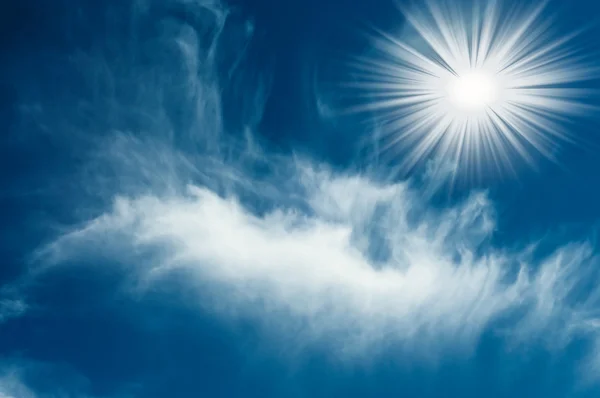 Úžasné slunce na modré obloze. — Stock fotografie
