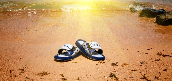 Wet sandals next to the sea. — Stock Photo, Image