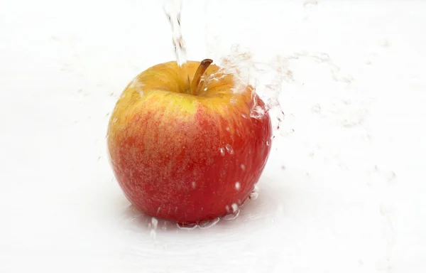 Färska ett äpple med droppar av vatten. — Stockfoto