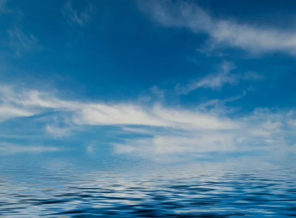 महासागराच्या वरील ढग सह छान निळा आकाश . — स्टॉक फोटो, इमेज