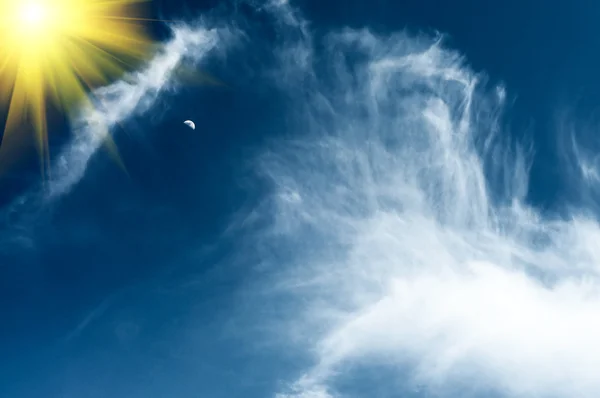 驚くべきの太陽と青い空で高い月. — ストック写真