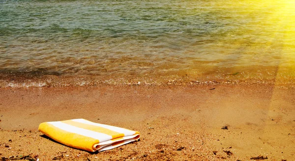 Turkosa havet och handduk. — Stockfoto
