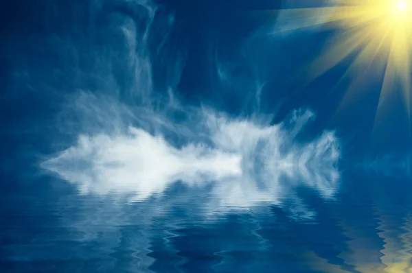 Zábava sluneční paprsky nad oceánem. — Stock fotografie