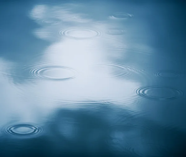 Cirklar på vattnet — Stockfoto