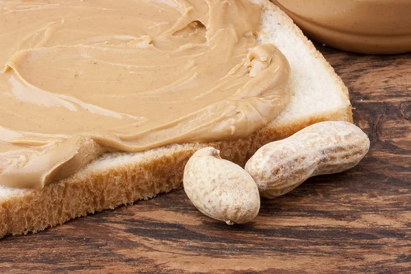 Хлеб размазан арахисовым маслом — стоковое фото