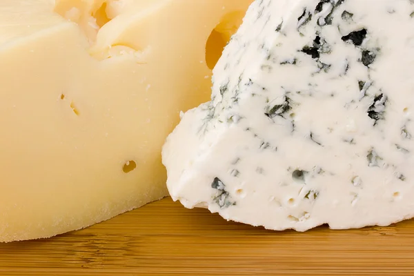 Formaggio blu danese con fetta di formaggio svizzero — Foto Stock