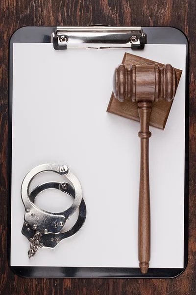 Молотка та наручники — стокове фото