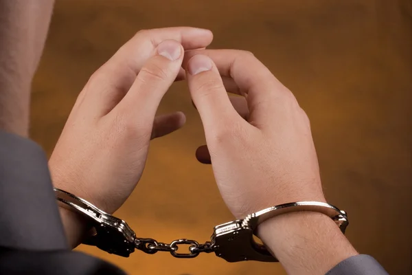 Gearresteerd in handboeien — Stockfoto