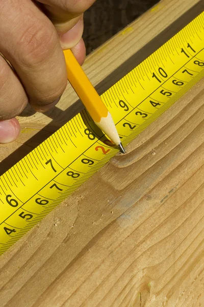 Arbetstagaren mäta trä — Stockfoto