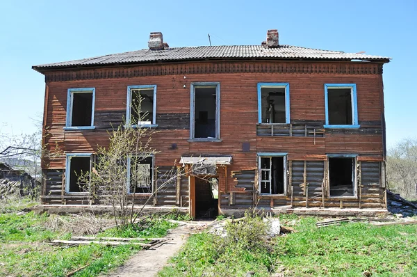 Ancienne maison en bois abandonnée de deux étages — Photo