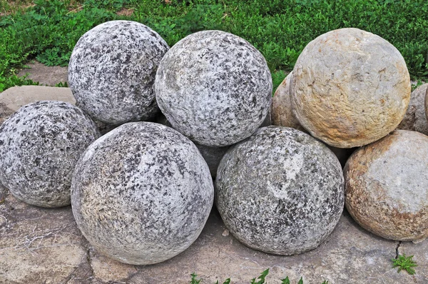 Pile of stone cannon balls — Stock Photo, Image