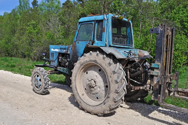 Gamla traktor på landsväg — Stockfoto