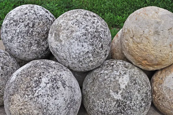 Куча каменных пушечных мячей — стоковое фото