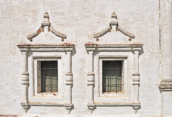 Два винтажных окна в древнем монастыре — стоковое фото