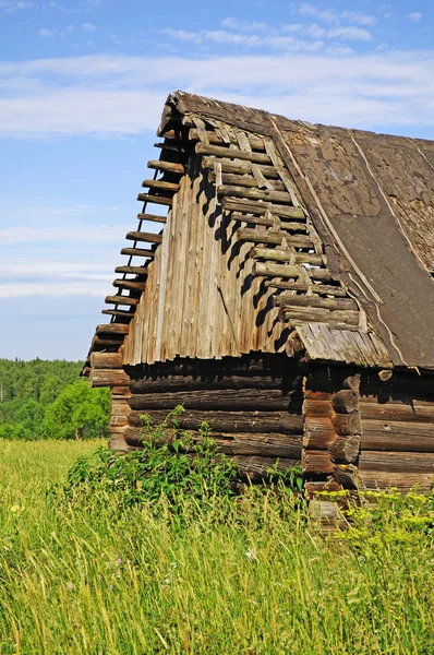 Old abandoned destroyed wooden barn — Stock Photo, Image