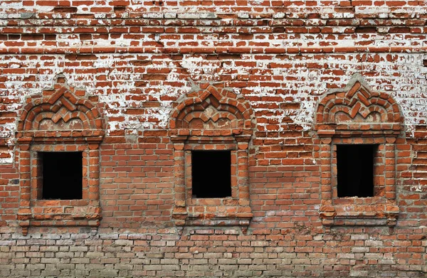 Fenêtres vintage dans l'ancien monastère — Photo